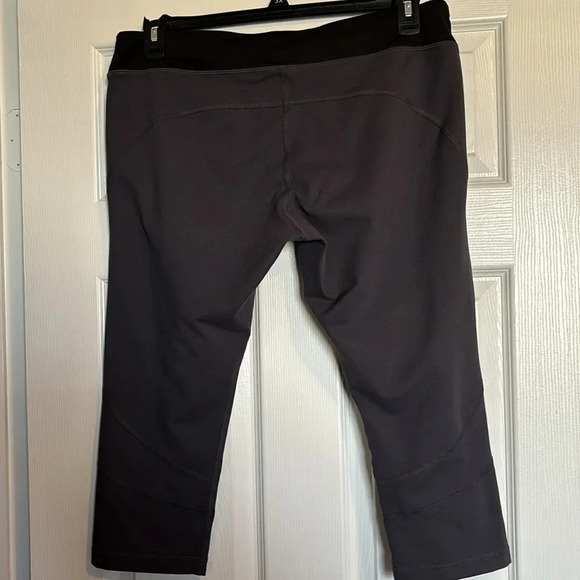 L.L. Bean women’s gray and black capri leggings size large - Picture 5 of 8